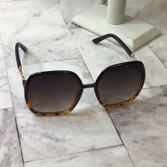 Sunglasses with horse bit design and tortoise shell pattern. Free case included - Picture 2 of 7